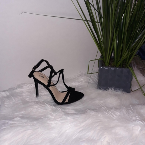 Heels - Picture 3 of 3